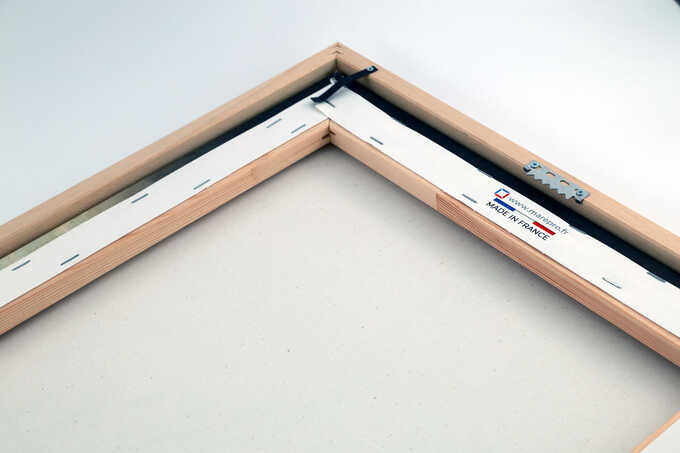 Dos d un cadre cache-clous en bois brut avec châssis entoilé maintenu par tournettes