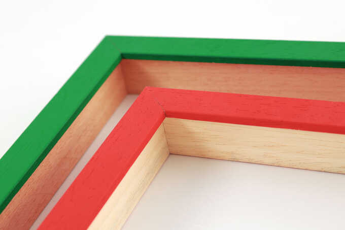 Détail d angle de cadres cache-clous vert et rouge, finition pores bouchés sur bois brut