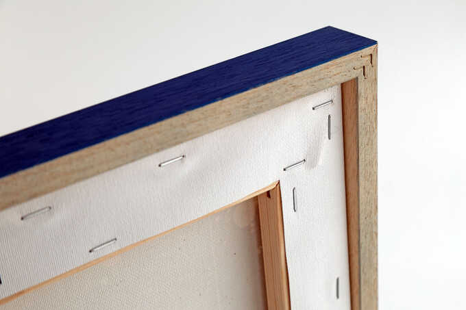 Vue arrière d un cadre cache-clous bleu montrant le châssis entoilé inséré dans la feuillure