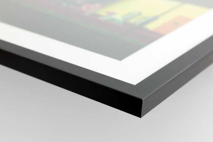 Cadres standards noir, blanc, gris et marron emboîtés, vue en angle rapproché