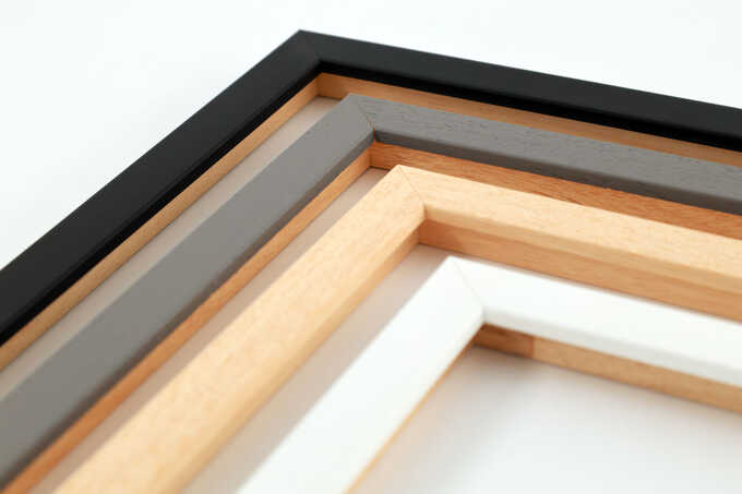 Profils empilés de cadres standards gris, marron et noir montrant l épaisseur de la moulure