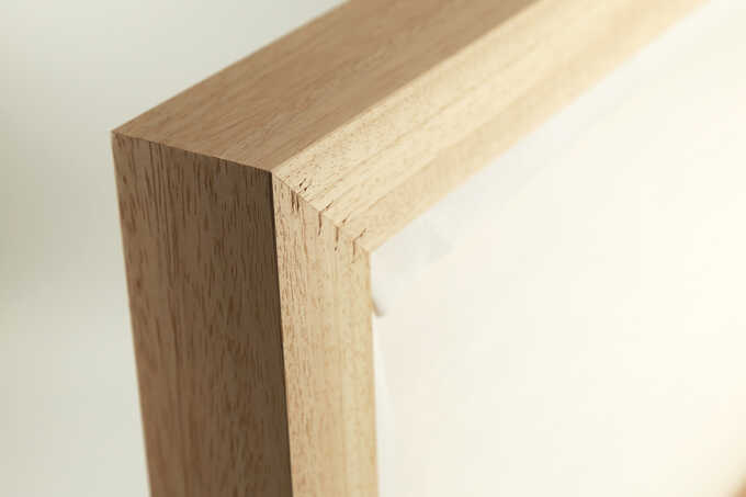 Angle caisse américaine bois brut vue de dos avec agrafes pour assemblage