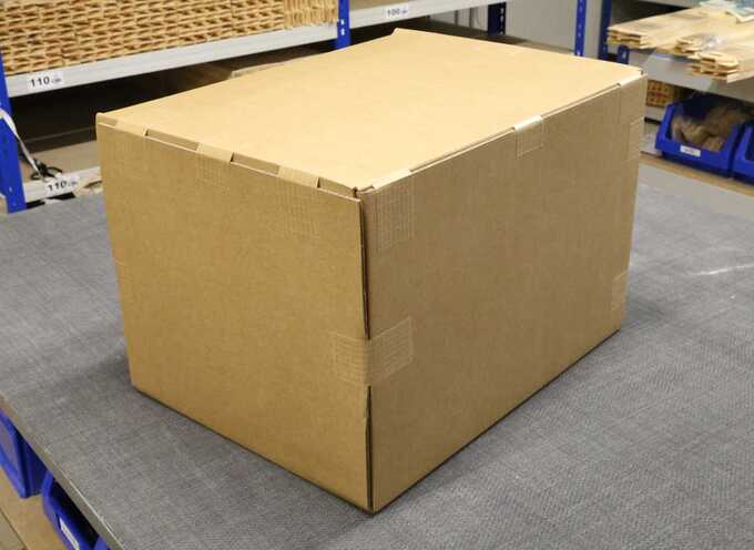 Emballage avec rouleaux de ruban adhésifs en papier kraft armé