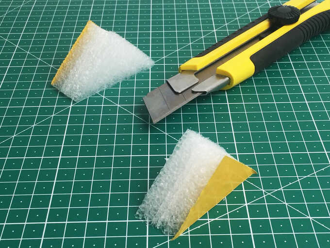 plots adhésifs en mousse coupés en triangle