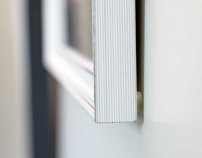 Protection positionné derrière un tableau pour protéger le mur